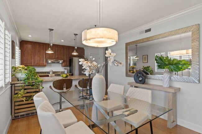 Building Photo - Fully remodeled and LOVELY, walk to town l...