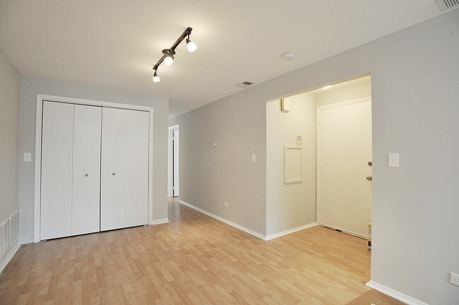 Building Photo - 3021 W Belmont Ave
