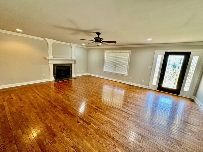 Building Photo - Home available in popular area