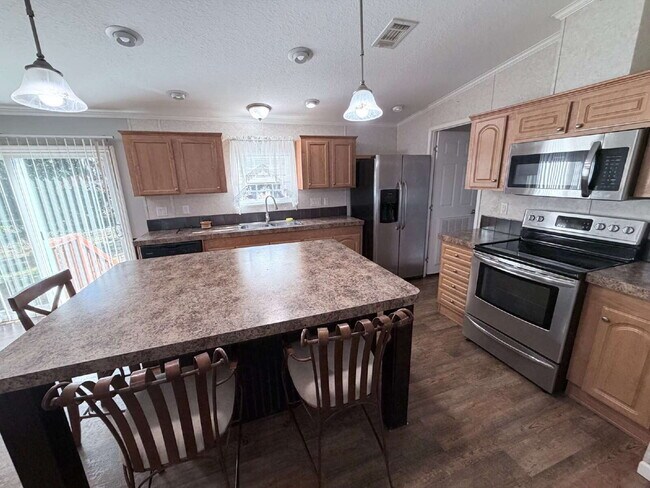 Foto del edificio - "Serene 3-Bed, 2-Bath Home in Auburndale - 1152 Sq Ft of Comfort on Hickory Rd!"