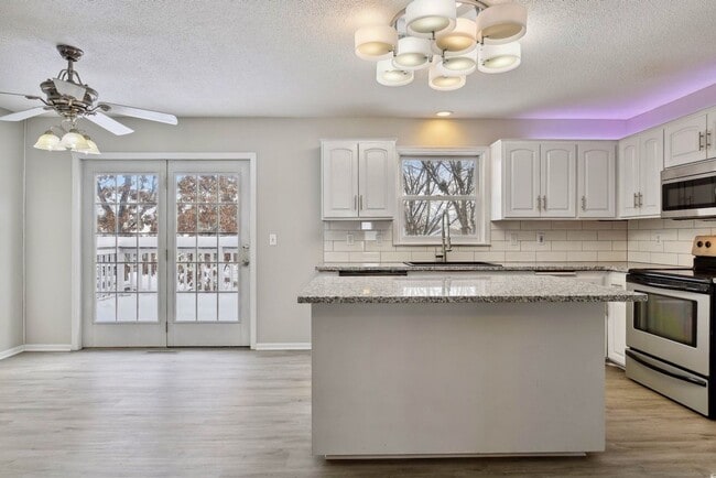 Building Photo - Lovely 4BR 4BA Home in the Best Neighborho...