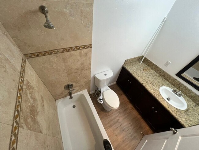 Foto del edificio - 3 BD 1 Full Bath Remodeled Upstairs Condo