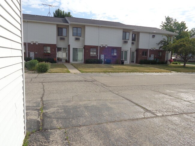 Building Photo - 2 Bedroom 1.5 Bath 1 Car Detached in Slinger