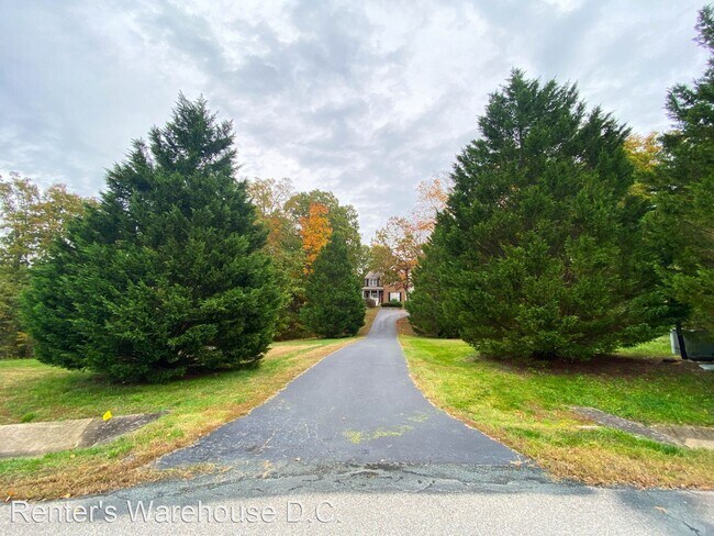 Building Photo - 4 br, 3.5 bath House - 9823 Gunston Hall Rd