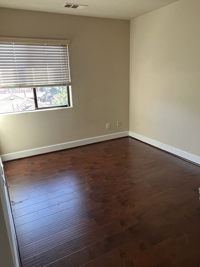 Building Photo - Spacious 3 bedroom, 3 bathroom apartment for rent in San Gabriel