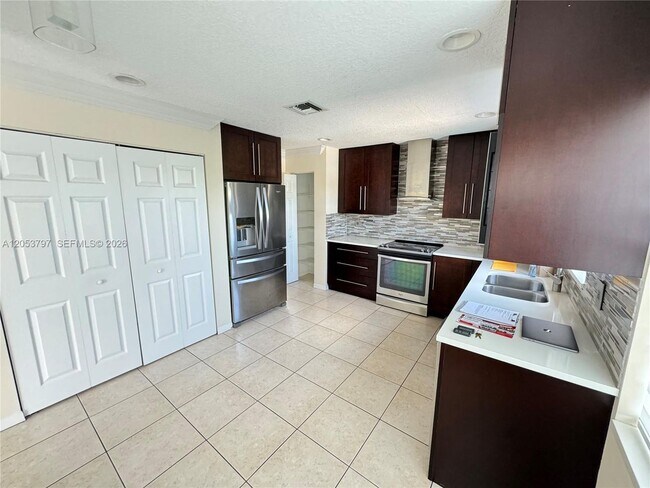 Foto del edificio - 7129 Crescent Creek Pl