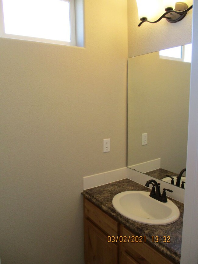 Building Photo - 4 Bed, 2.5 Bath - 2 Story Home in Windsor'...