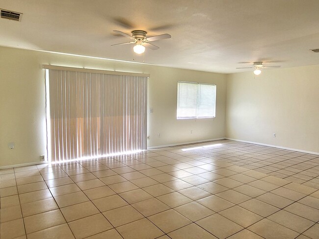 Building Photo - Spacious Rooms~Sunny~Large Yard~3Beds2Bath...