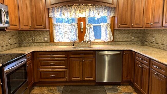 Foto del edificio - 15 Faxon Park Rd