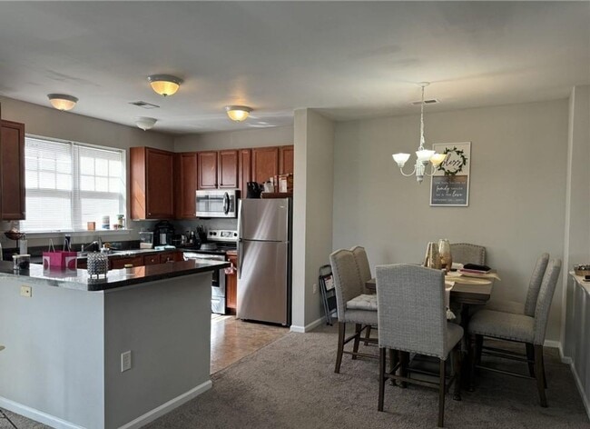 Building Photo - 2 BED /  2 BATH CORNER UNIT CONDO