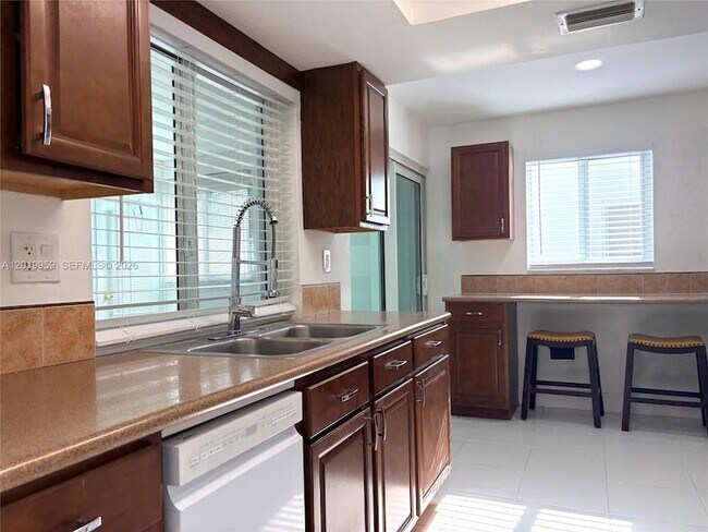 Foto del edificio - 310 Leisure Blvd