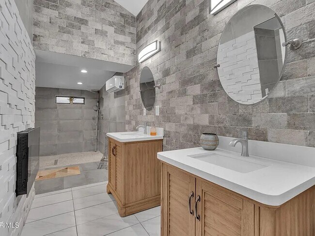 Foto del edificio - 5733 Saplinas Rd