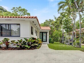 Building Photo - 2867 SW 38th Ave