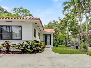 Building Photo - 2867 SW 38th Ave