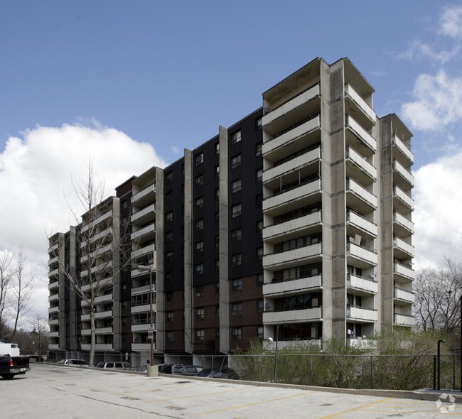 Building Photo - 3967 Lawrence Avenue East