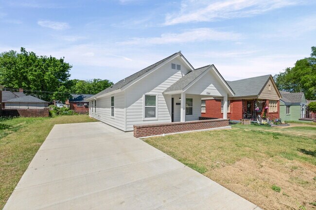 Building Photo - 1061 N Avalon St