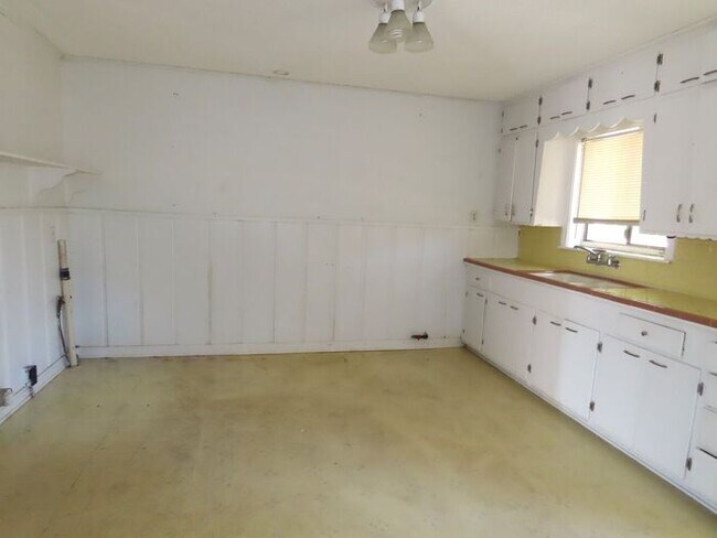 Building Photo - Commercial Space, Available Now!
