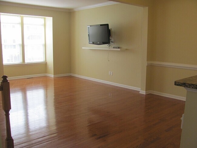 Building Photo - Available NOW - Must See Townhome in Liberty Crossing!