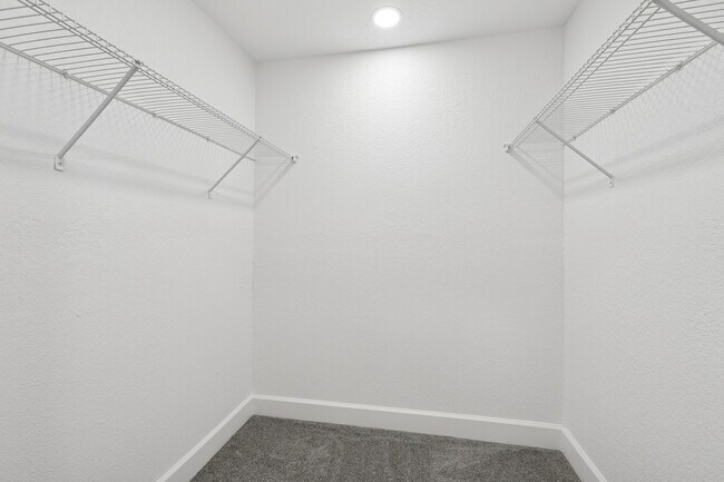 Walk In Closet - Parkview Village