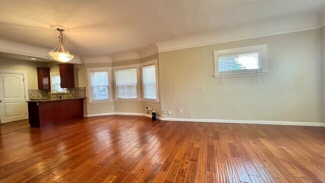 Foto del edificio - Stunning 4-Bedroom, 2-Bath Home in Popular Neighborhood – Oakland, Emeryville, and Berkeley