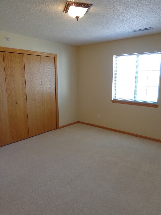 Foto del edificio - Very nice newer Condo with 1 stall garage