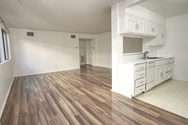 Building Photo - 1 Bedroom 1 Bath Condo Located in Canoga Park