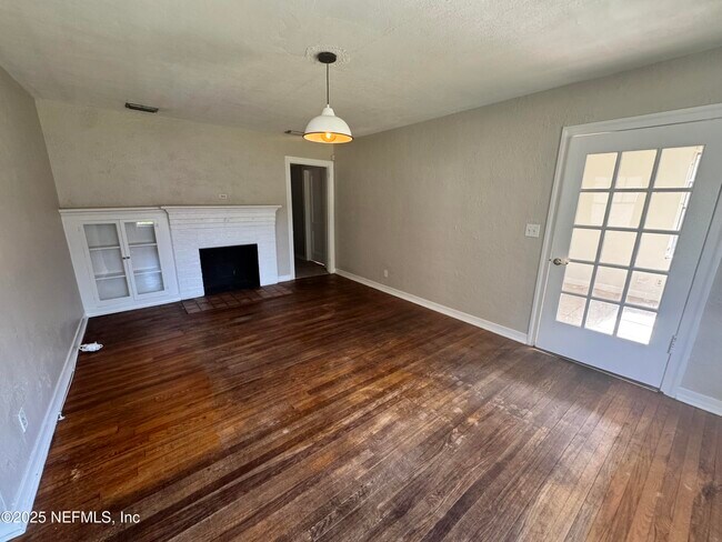 Building Photo - 4050 Dellwood Ave
