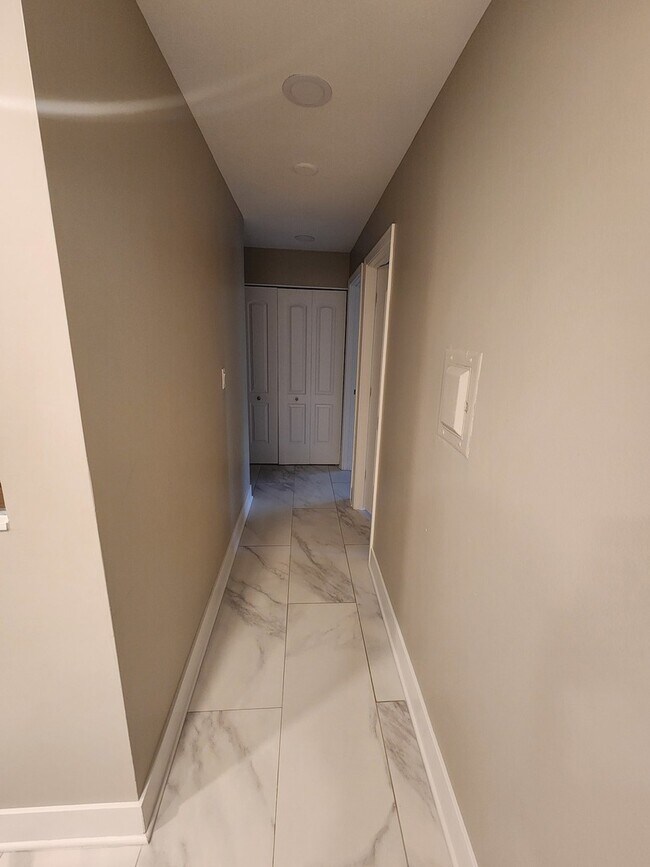 Building Photo - 585 Heritage Dr