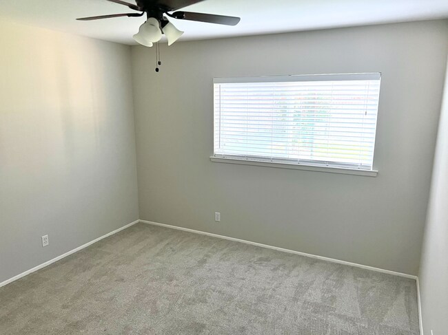 Building Photo - 915 Greenbriar Ln
