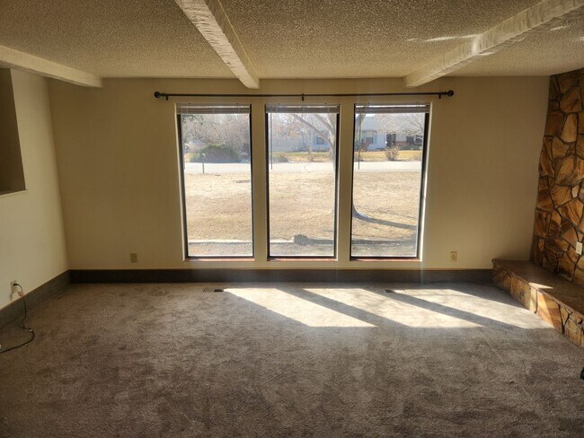 Foto del edificio - Coming Soon! 4 bedroom 2 bath