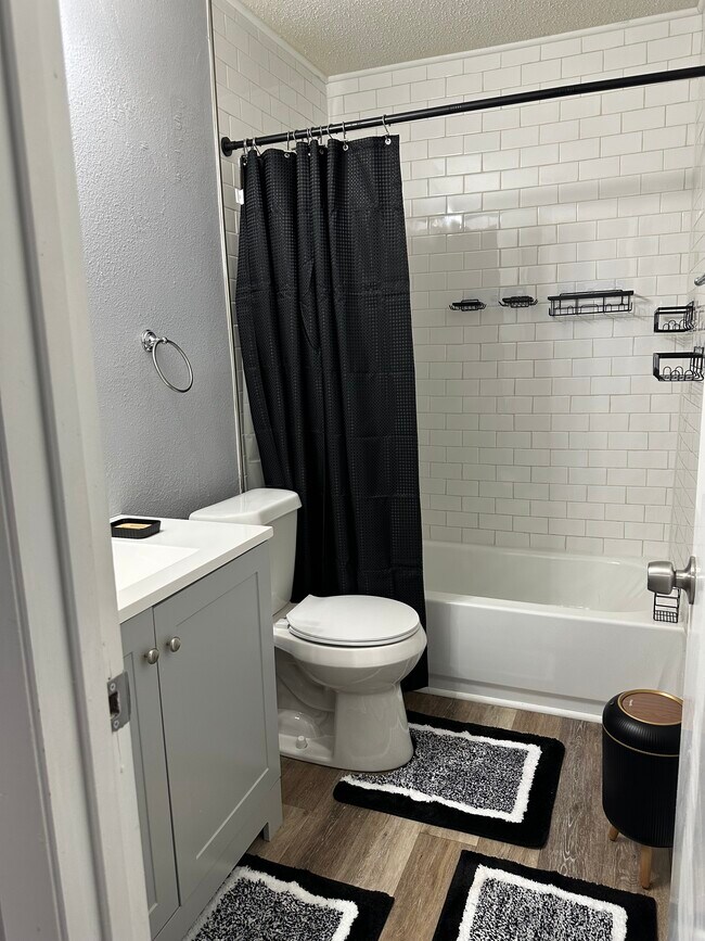 Baño compartido completo - 8302 Woodview Dr E