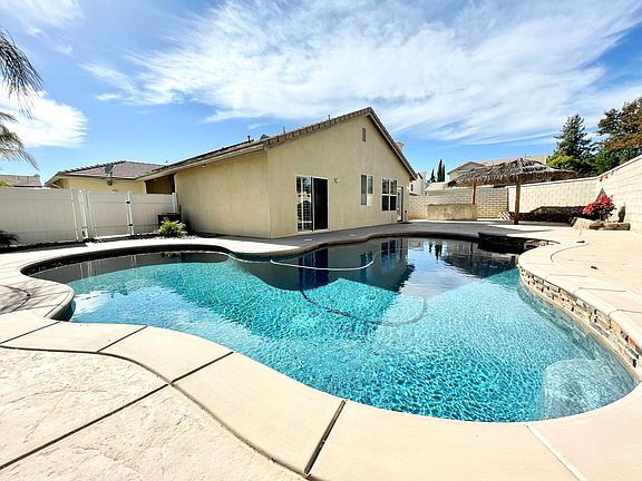 Foto del edificio - 3 Bed / 2 Bath Pool Home with Big Landscaped Yard & 3-Car Garage