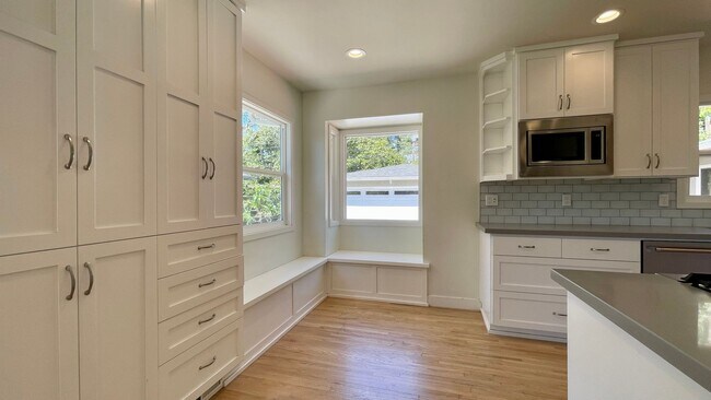 Foto del edificio - Beautifully Updated, 3 bedroom, Single-Lev...
