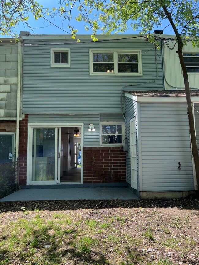 Building Photo - 11 Thorn Ln