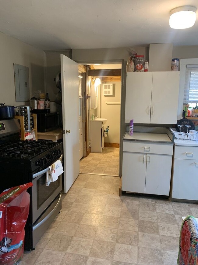 Building Photo - One bedroom, One bath duplex: Maple Heights! Available August 2026!!