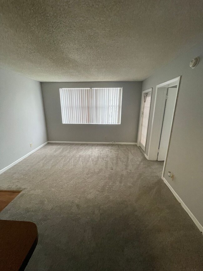 Building Photo - ONE BEDROOM ONE BATHROOM!! Waterfront Comm...