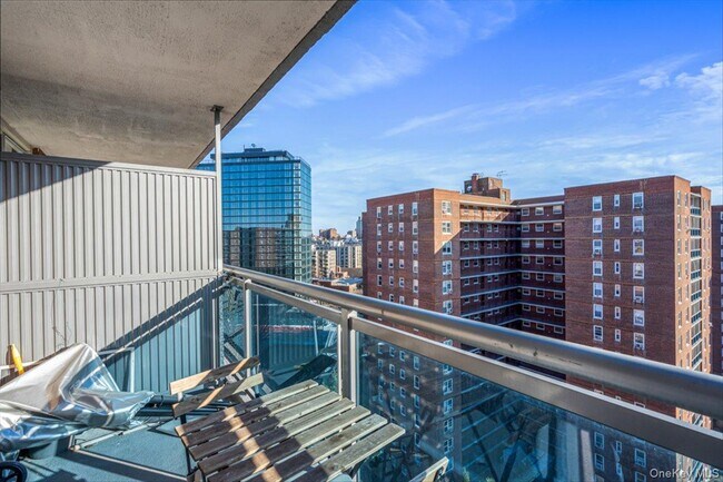 Foto del edificio - 97-40 62nd Dr