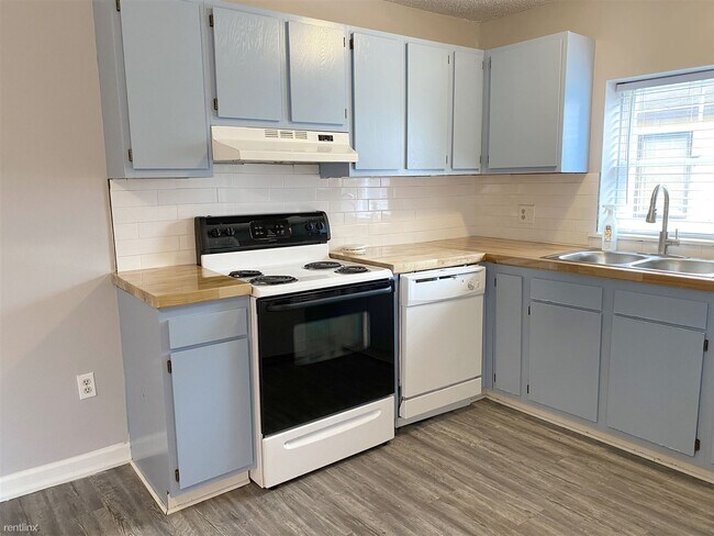 Foto del edificio - 2 br, 1 bath Triplex - 212 East Huntingdon...