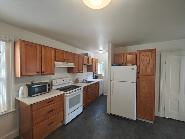 Building Photo - 213 Willow St