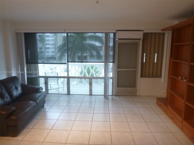 Building Photo - 1430 Brickell Bay Dr