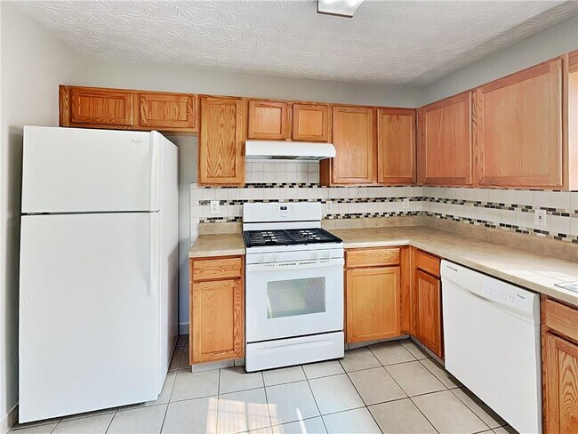 Building Photo - 6980 Satterlee Woods Ln