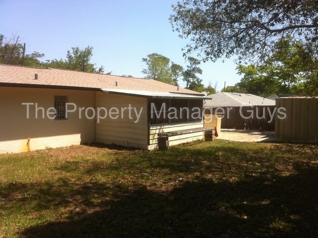 Building Photo - 105 Angeles Rd