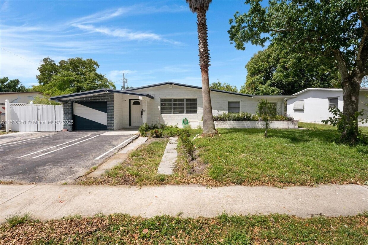 Foto principal - 700 SW 67th Ave