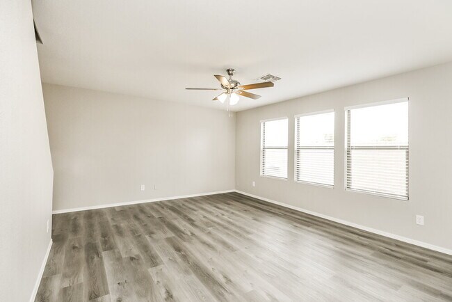 Building Photo - 2236 E Spruce Dr