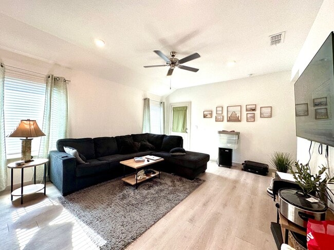 Building Photo - Beautiful 3Bed/2Bath Available!