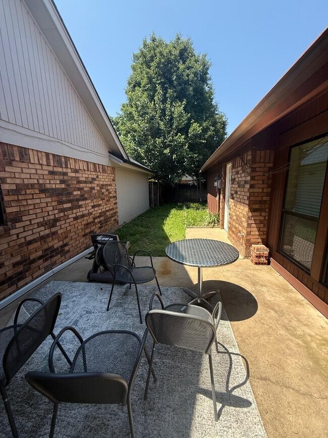 Building Photo - 3 Bed 2 Bath Home For Lease August 1!