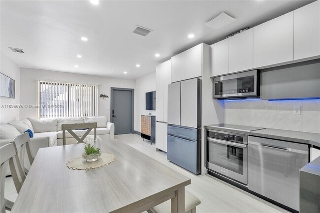 Foto del edificio - 100 NE 71st St