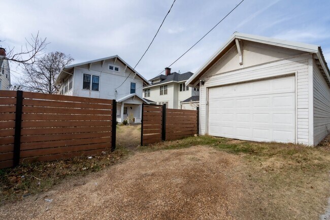 Foto del edificio - Gorgeous 3 Bed 2 Bath In Quiet Neighborhood