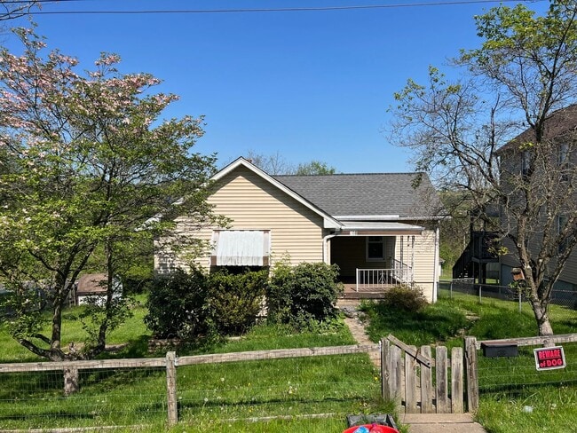 Spacious 2 bedroom house in Penn Hills!!! - Spacious 2 bedroom house in Penn Hills!!!