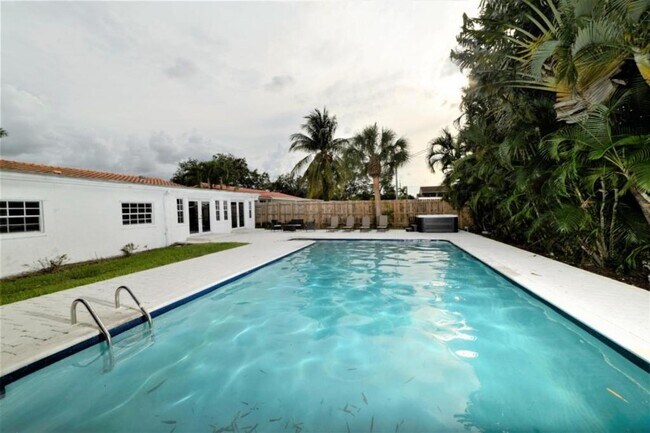 Foto del edificio - 2423 NE 202nd St